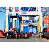 3990_0846 Arbeit im Hafen Hamburg - Containertransport unter den Containerbrücken. | 